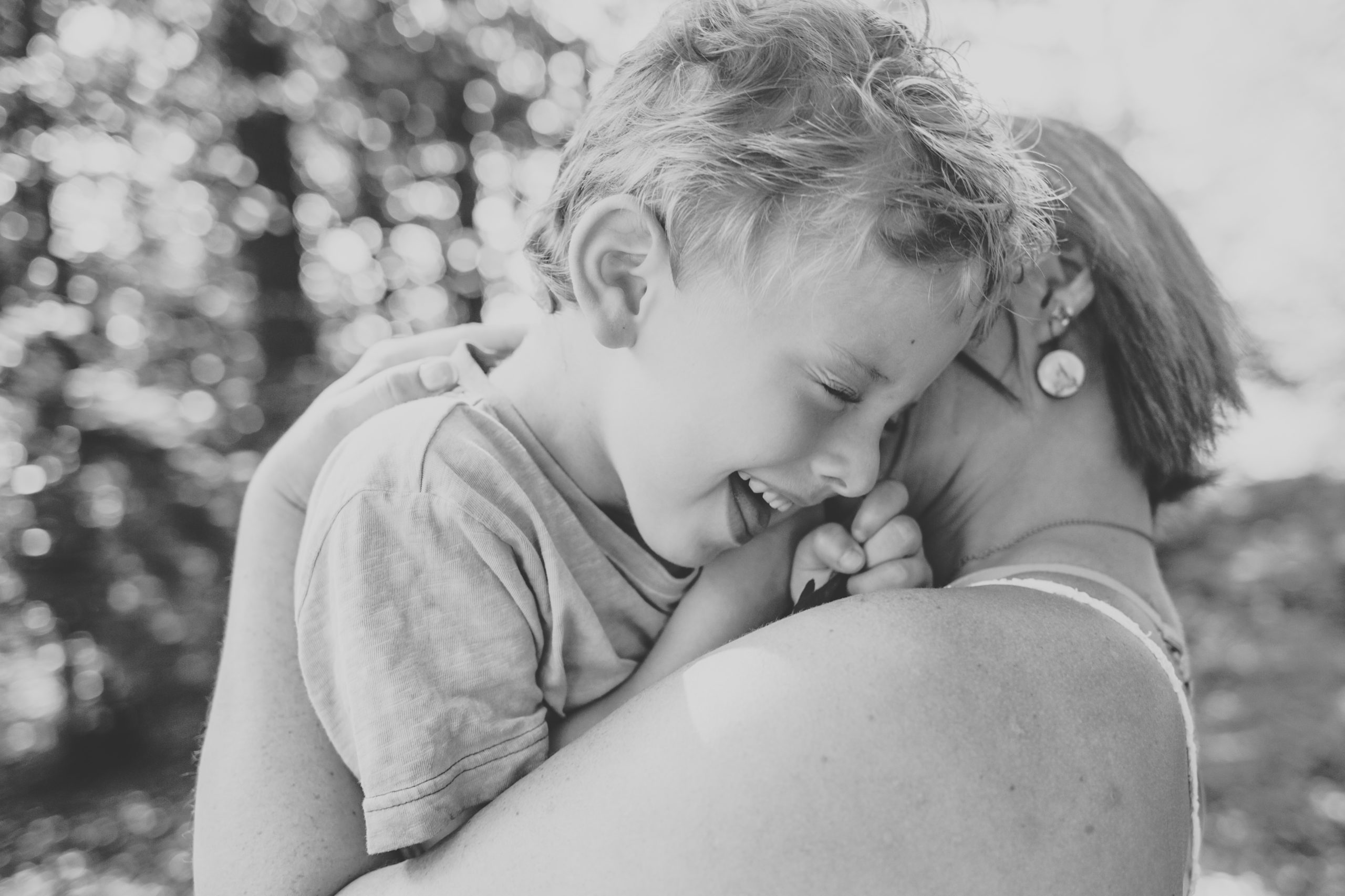photo famille maman enfant calin rire homeostasie photographie Liège