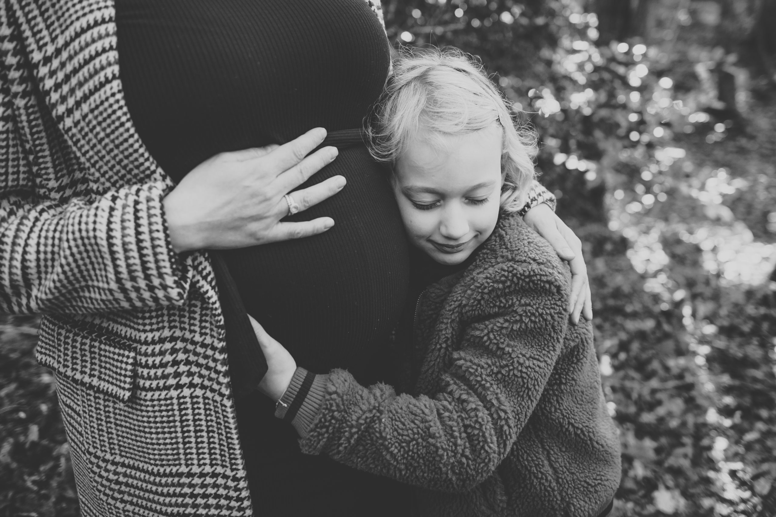 photo grossesse maman et soeur calin ventre homeostasie photographie Liège