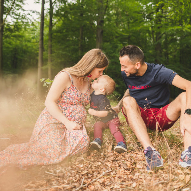 photo grossesse famille bisou ventre homeostasie photographie Liège