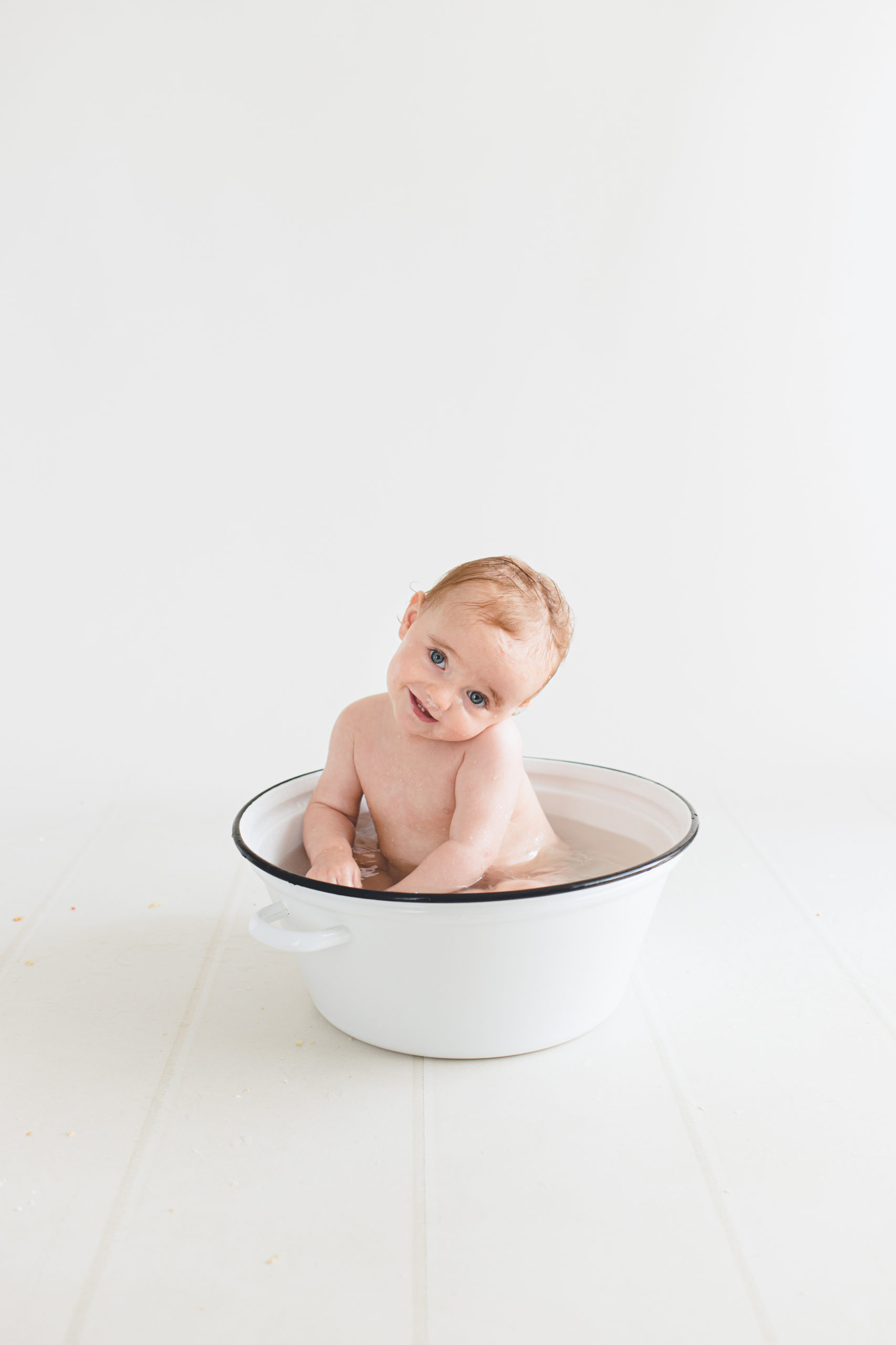 photo bébé studio bain lait 12mois homeostasie photographie Liège