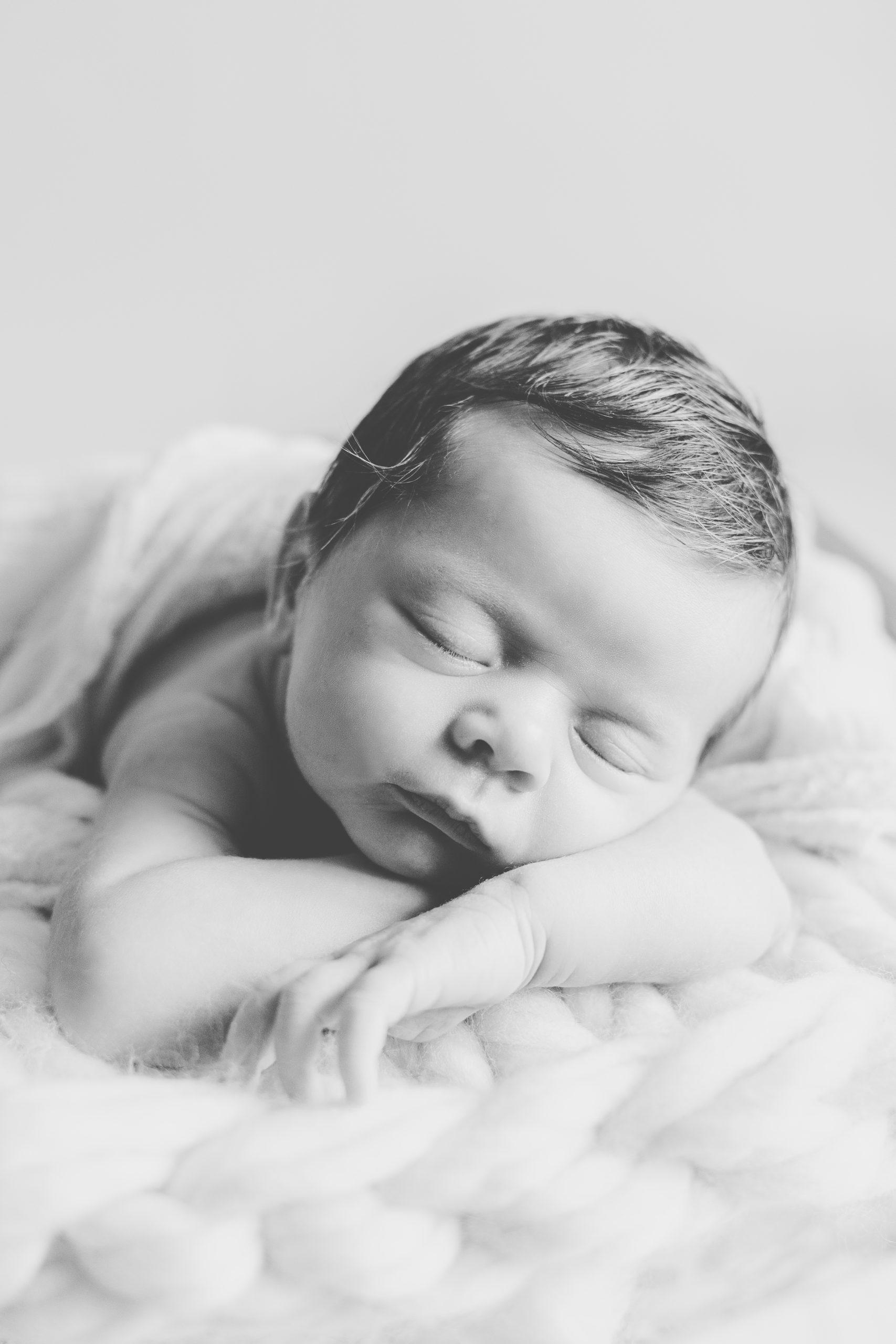 photo nouveau-né bébé tiroir noir et blanc homeostasie photographie Liège