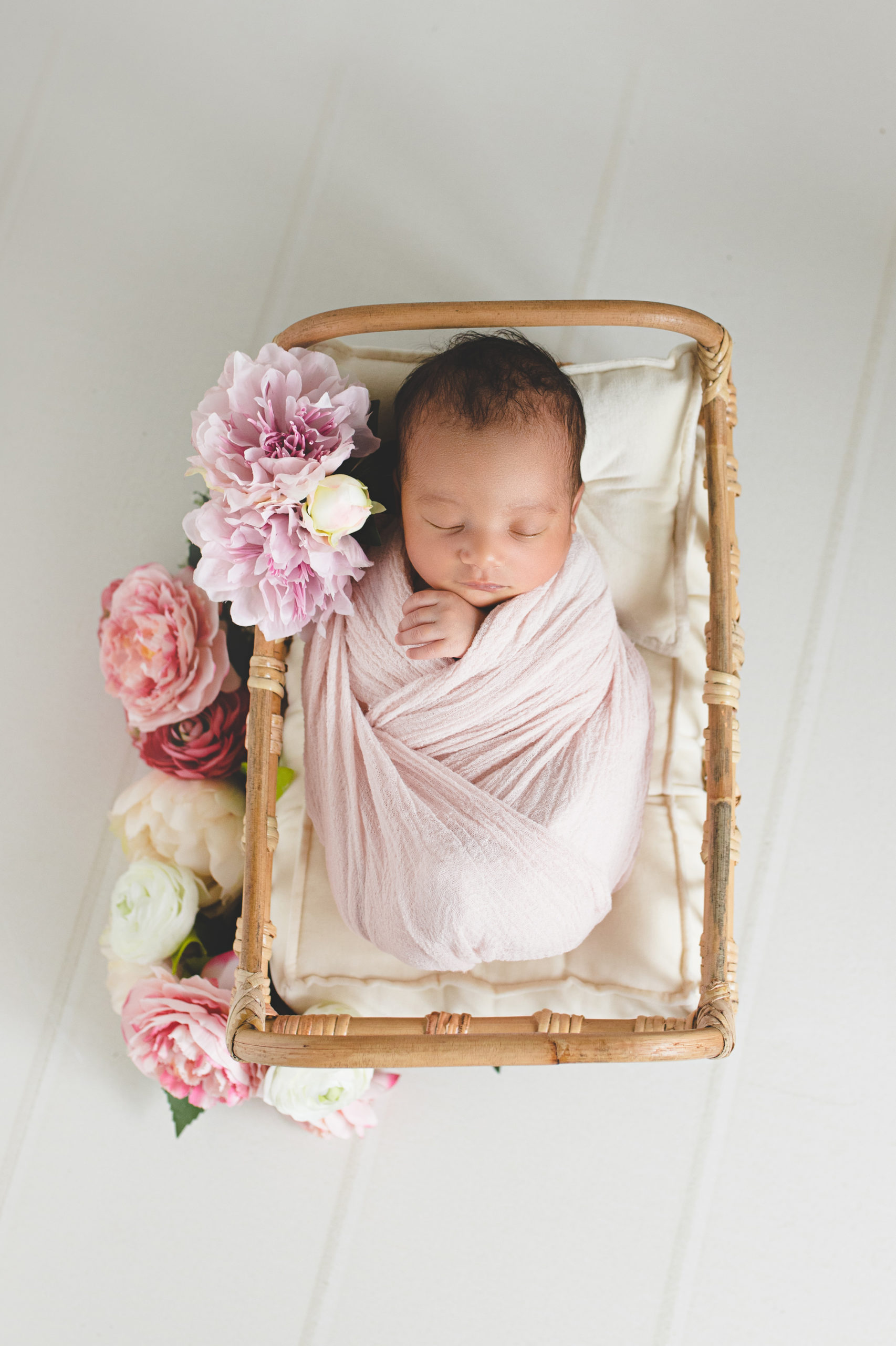 photo nouveau-né bébé métisse fleurs homeostasie photographie Liège