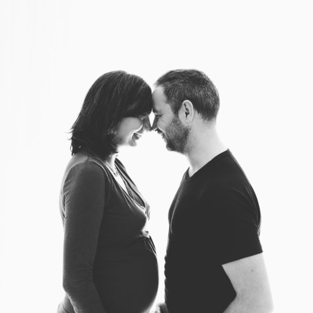 photo grossesse couple studio ventre noir et blanc homeostasie photographie Liège
